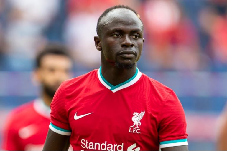 «Il n’est plus heureux », un ancien joueur du PSG parle de la situation de Sadio Mané à Liverpool
