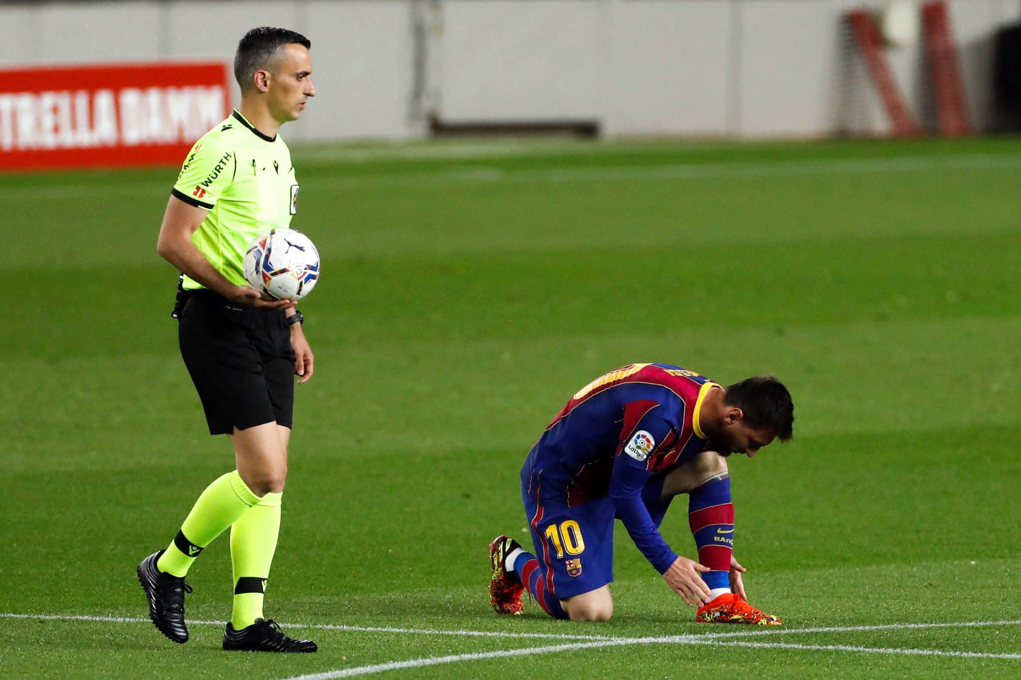 Lionel Messi et l arbitre Santiago Jaime Latre 1001404