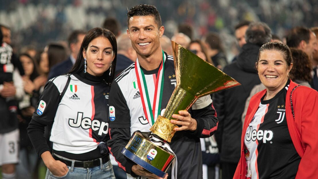 A família dele e a Nike estão pressionando, e o próximo clube Ronaldo está surgindo