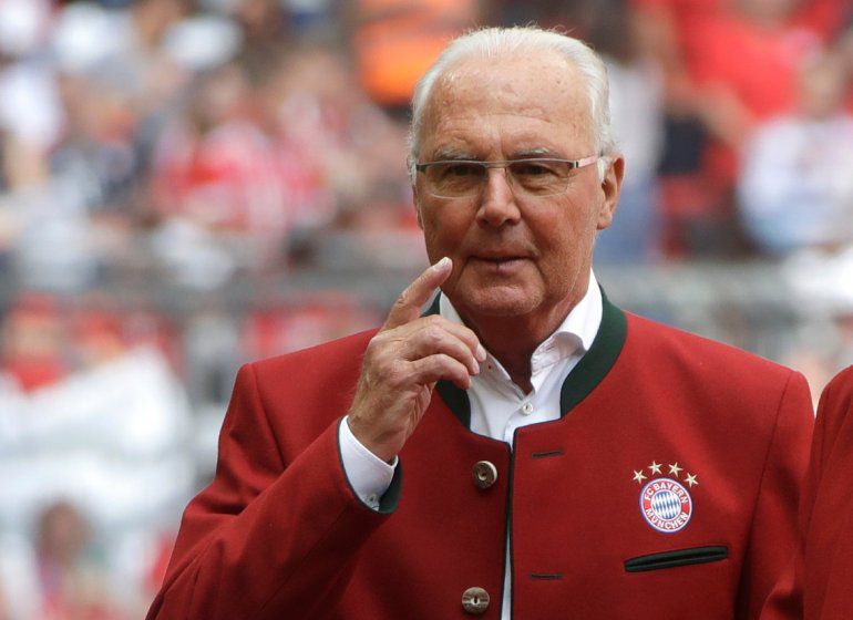 en esta foto del sabado 20 mayo 2017 la leyenda del futbol aleman franz beckenbauer previo un partido del bayern munich contra freiburgo la bundesliga