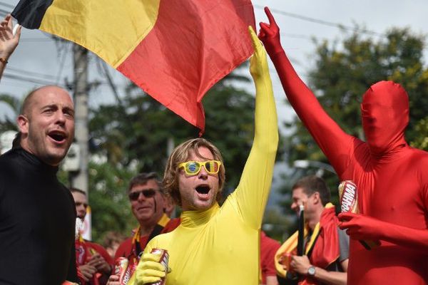 Les supporteurs belges ont brûlé le drapeau de la France après l’élimination (Photo)
