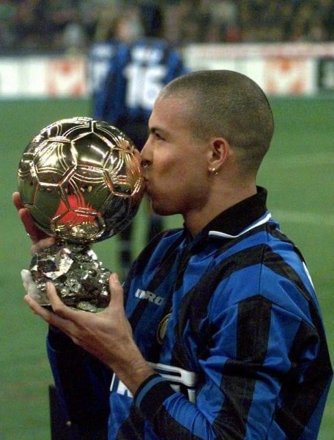Il y a 24 ans jour pour jour, Ronaldo quittait le FC Barcelone pour signer à l’Inter Milan contre 28 M€. ⚫🔵
