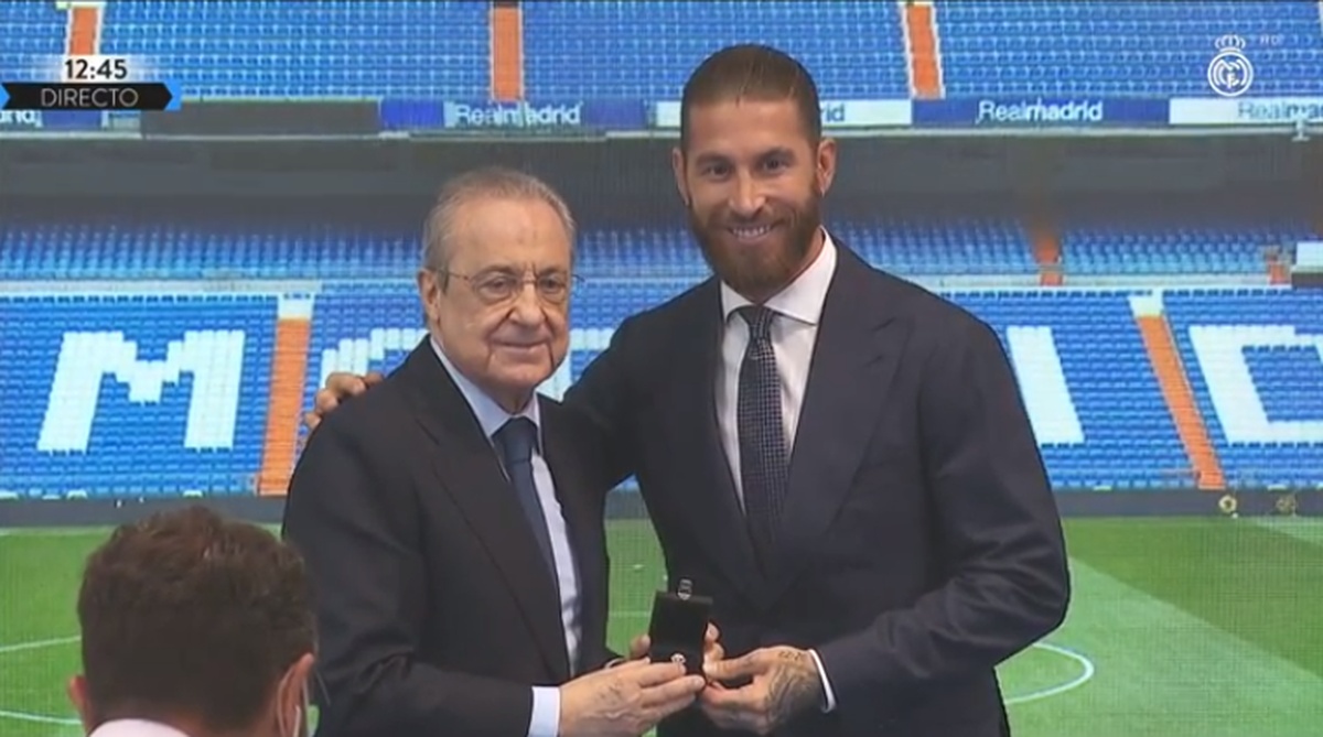 florentino perez hizo entrega de una insignia de oro y brillantes del real madrid a ramos captura realmadridtv