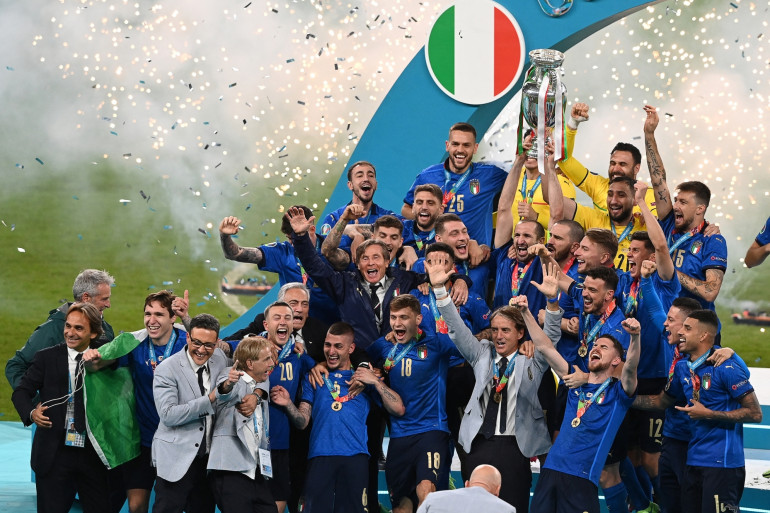 1432639 les italiens avec le trophee de l euro le 11 juillet 2021