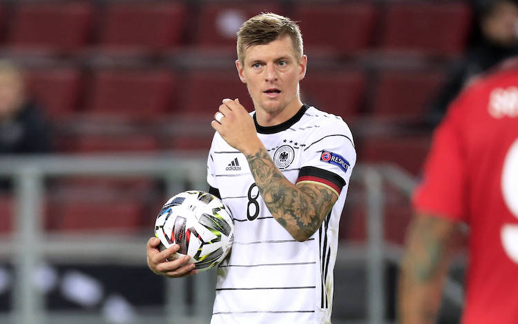 Toni Kroos révèle les 3 meilleurs milieux de terrain avec lesquels il a joué