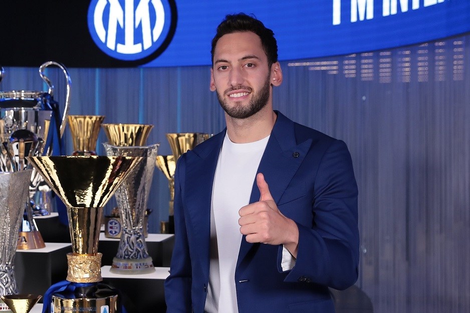 Calhanoglu : « Pourquoi j’ai quitté le Milan AC pour l’Inter »