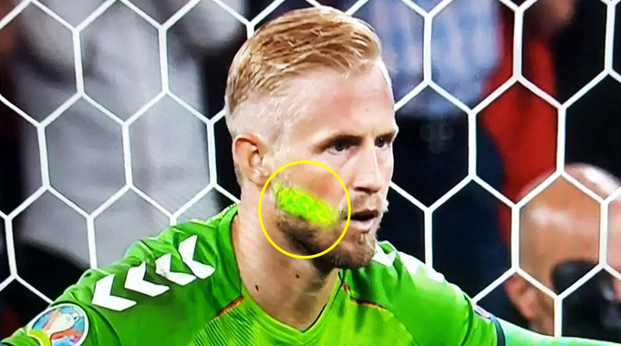 Un fan anglais a distrait Kasper Schmeichel avec un laser pendant le penalty