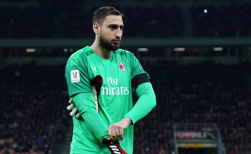 el portero del ac milan donnarumma en el momento en el que va a colocarse en la porteria acmilan