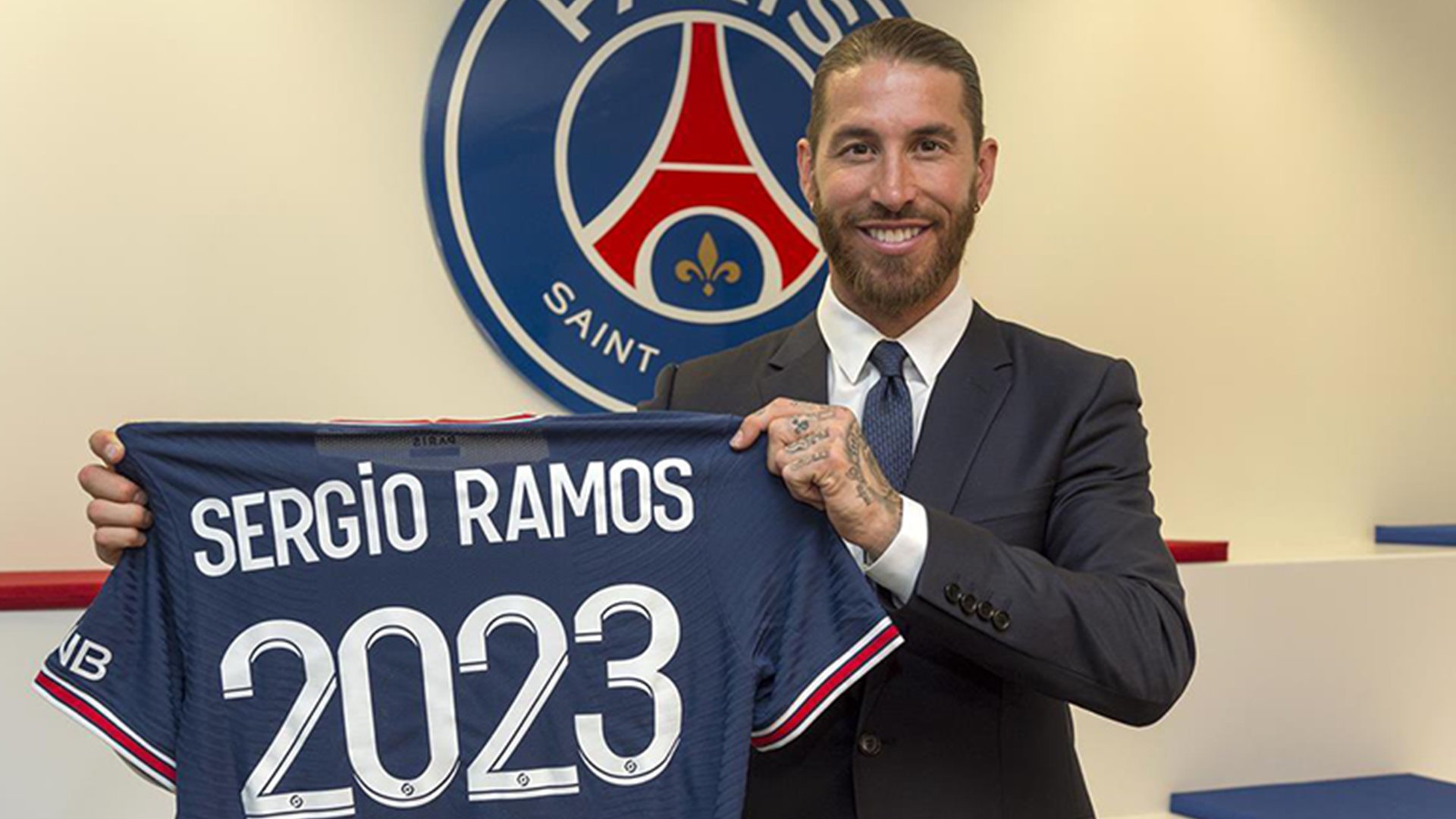 Les fans du Real Madrid réagissent alors que Ramos signe pour le PSG