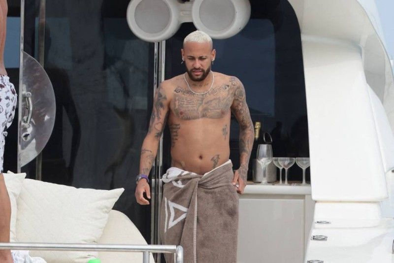 PHOTOS Les vacances XXL de Neymar alcool abdos en perdition et bikinis les fans du footballeur bresilien sont inquiets