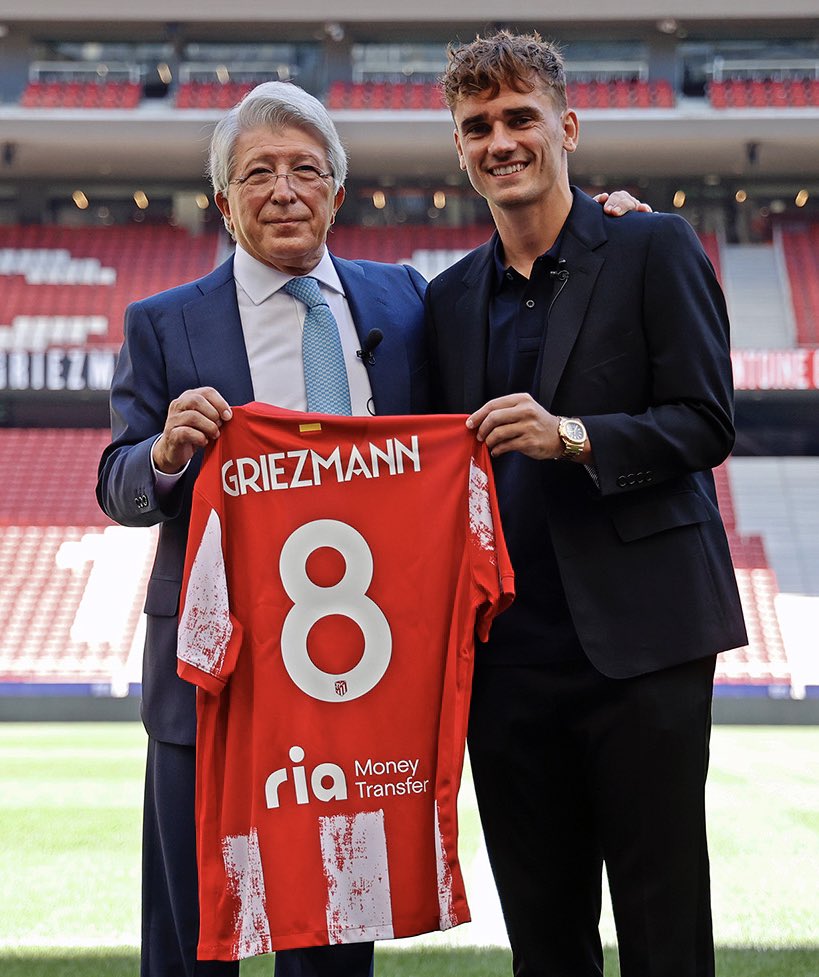 Antoine Griezmann se fait couper les cheveux sur le terrain d’entraînement de l’Atletico Madrid