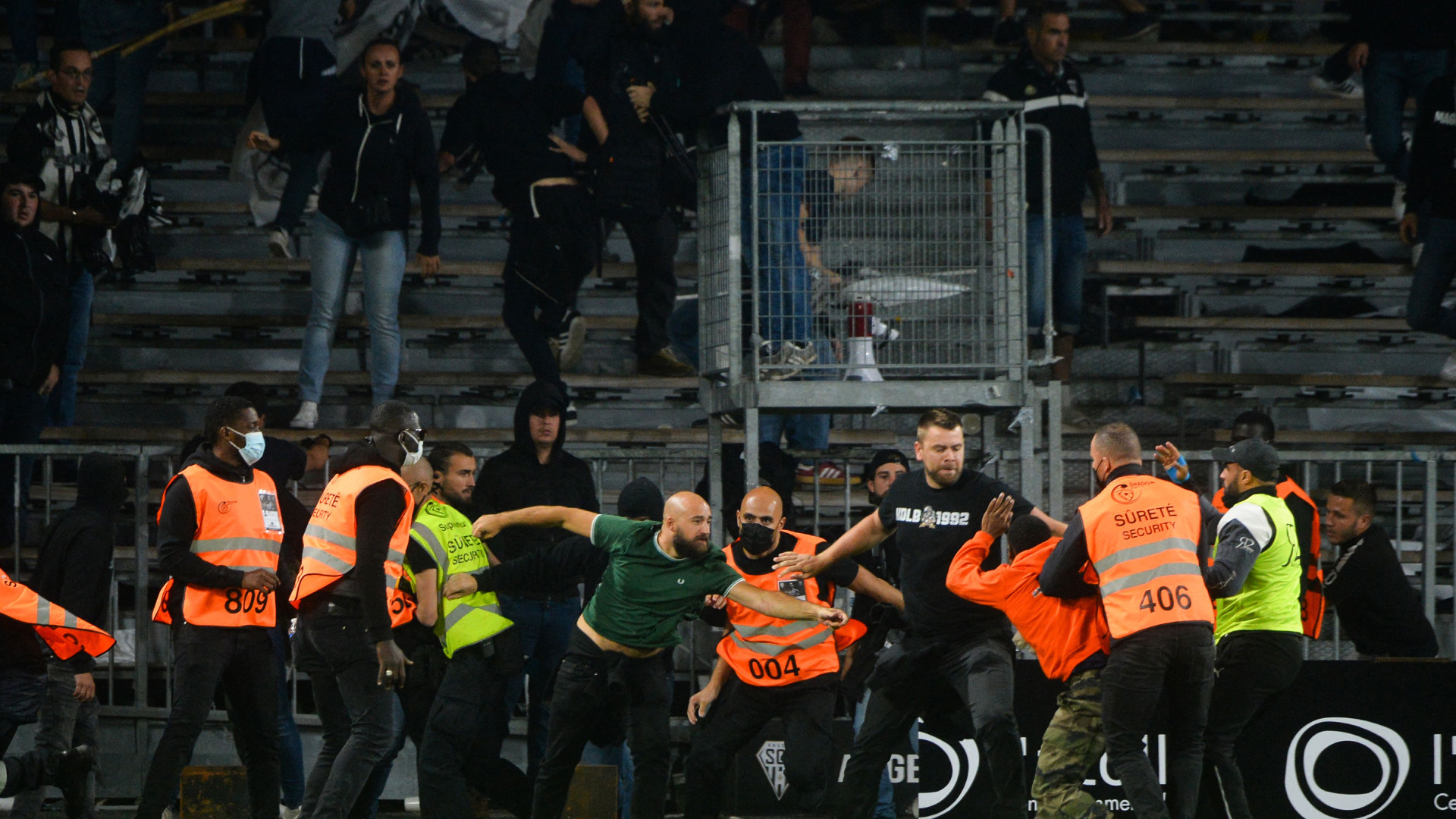 Angers – OM : Les images de l’énorme bagarre entre supporters sur la pelouse (vidéo)