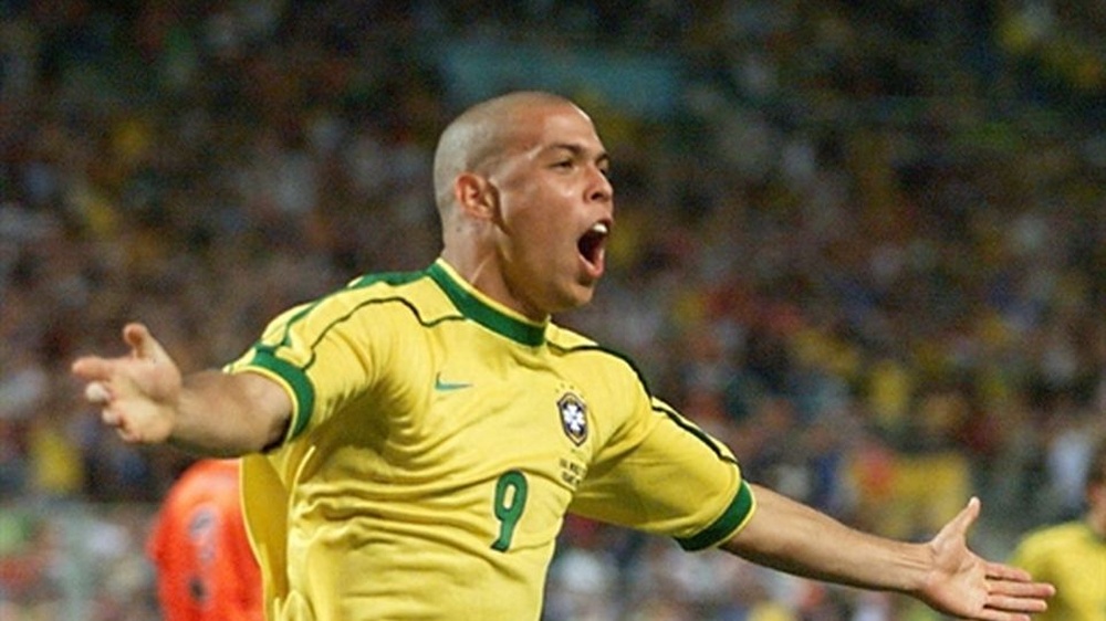 el historico delantero de la seleccion brasilena ronaldo nazario celebrando un gol con los suyos afp