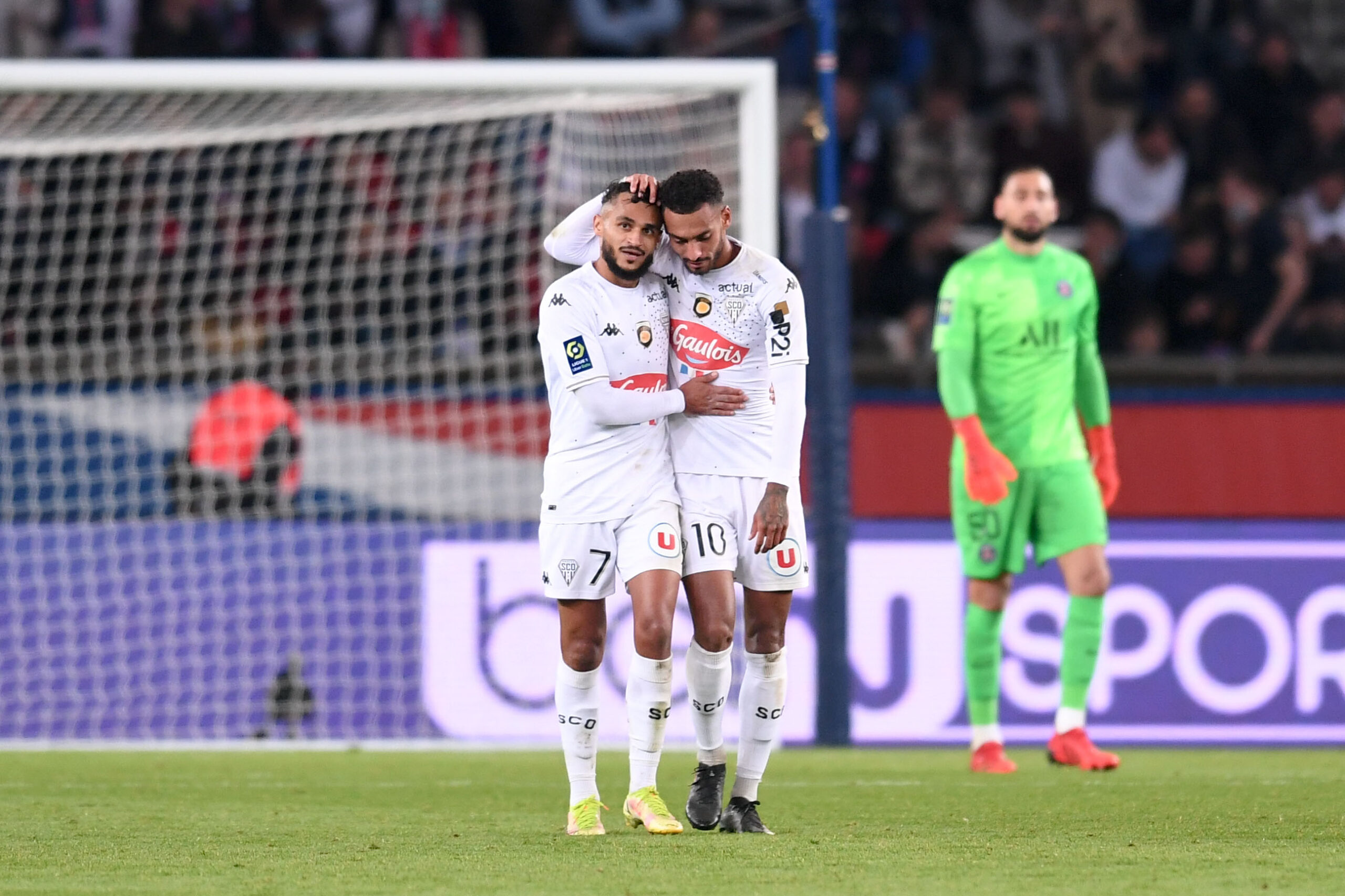Angers concrétise son bon début et mène sur la pelouse du PSG (vidéo)