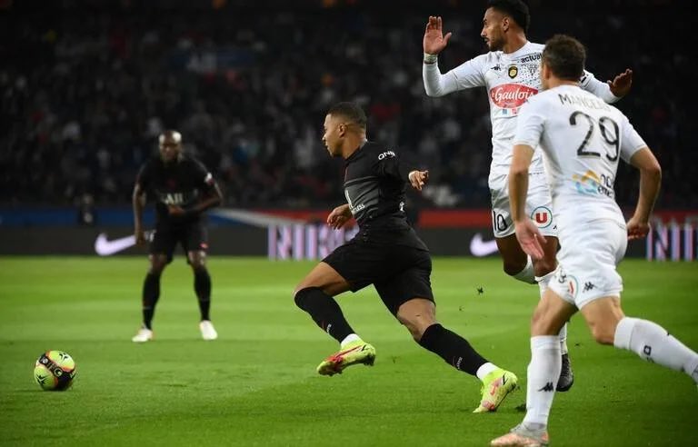 Le PSG s’impose difficilement face à Angers dans un match qui fera beaucoup parler