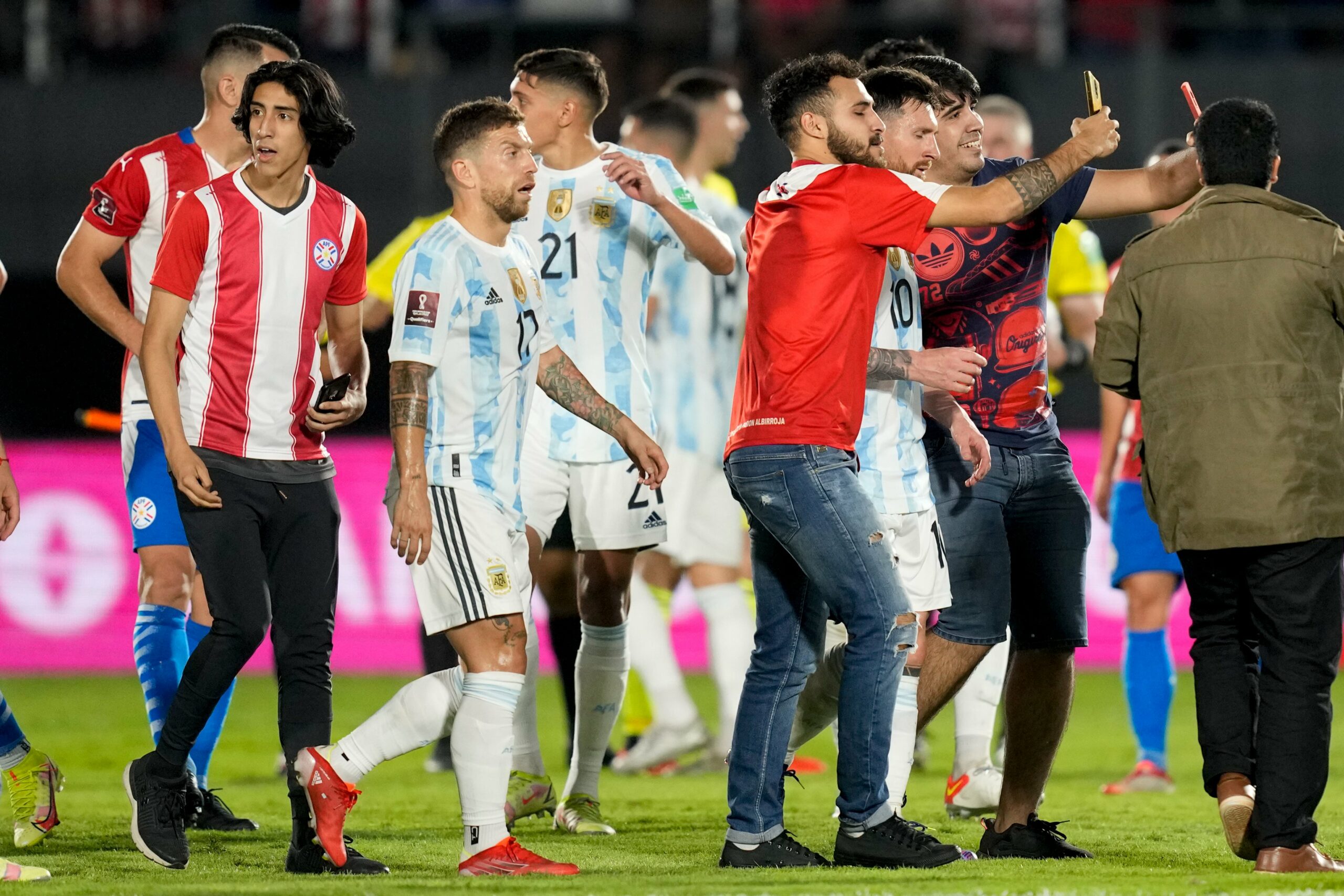 Paraguay – Argentine, les images de l’envahissement du terrain, provoqué par Lionel Messi