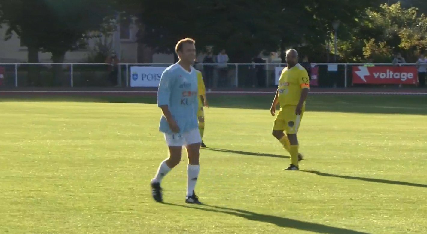 Insolite : Le but de Macron en match caritatif qui fait le tour de la toile (vidéo)
