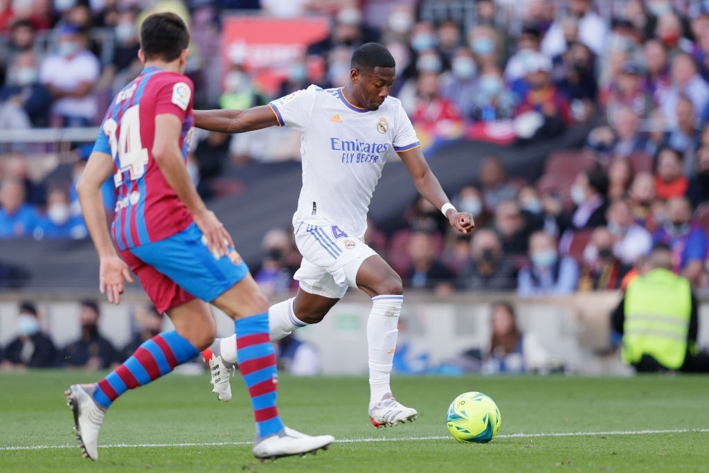 Le Real Madrid bat encore le FC Barcelone et reprend sa première place