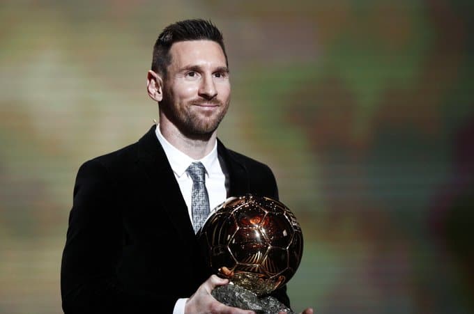 Les supporters des grands clubs réagissent au 7e Ballon d’Or de Messi