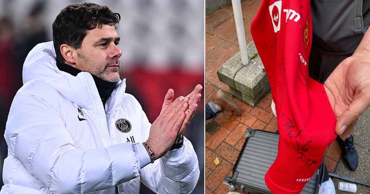 Mauricio Pochettino signe un maillot de Man Utd pour un fan devant l’hôtel de l’équipe du PSG