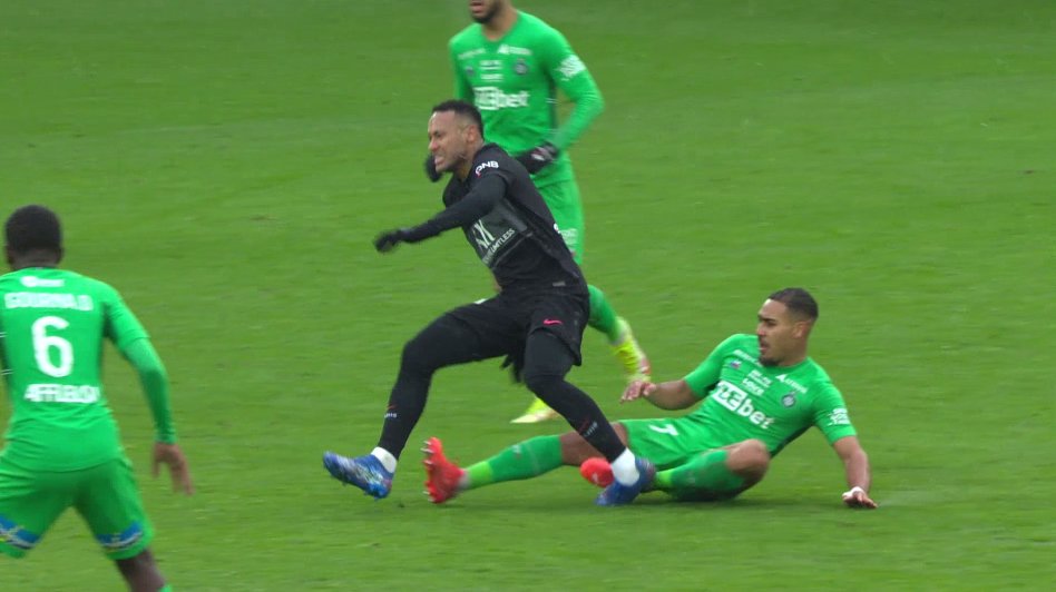 En larmes, les terribles images de la blessure de Neymar, sorti sur civière contre l’ASSE (PHOTOS)