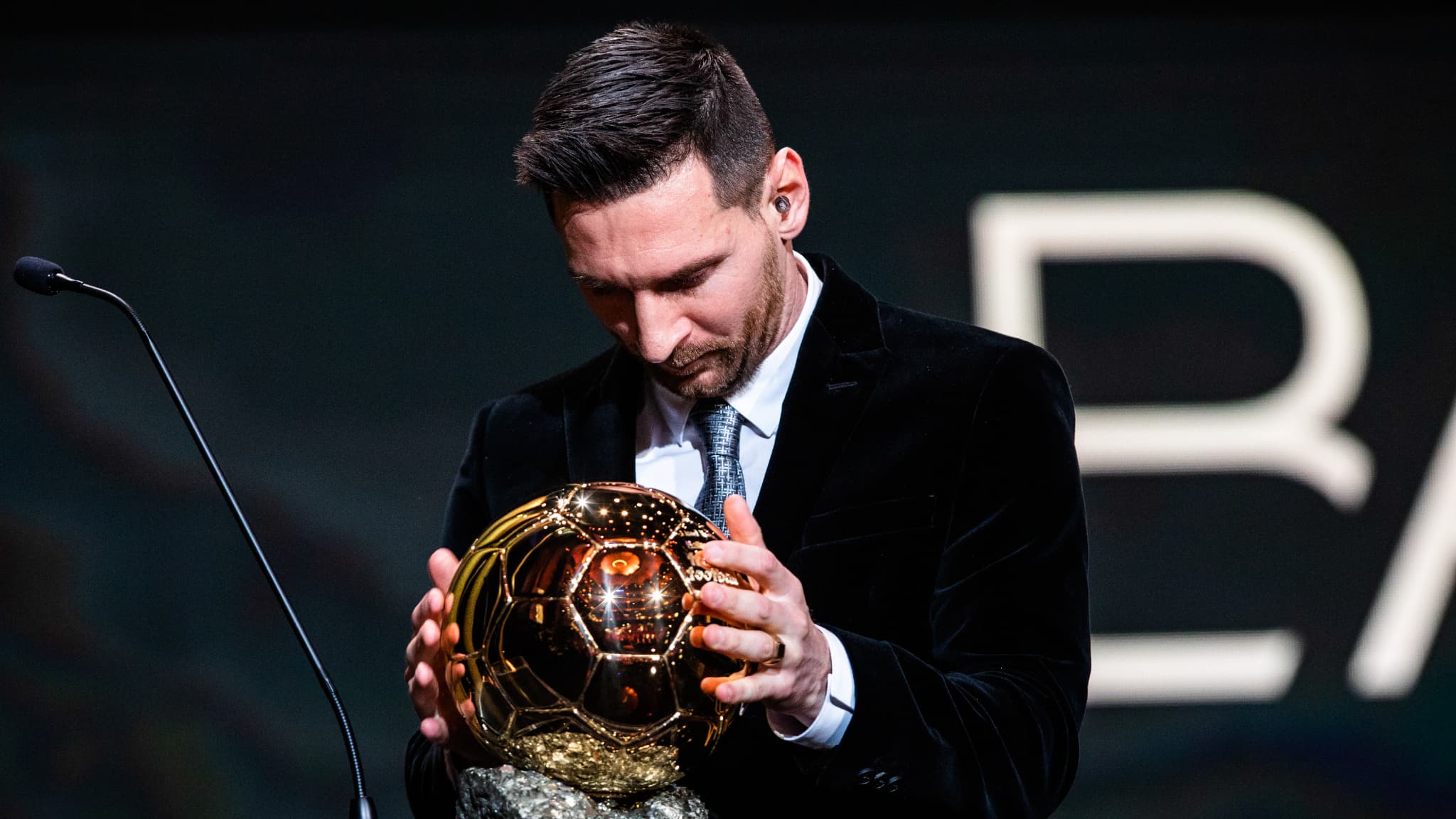 Lionel Messi avec le Ballon d or en 2019 1177531