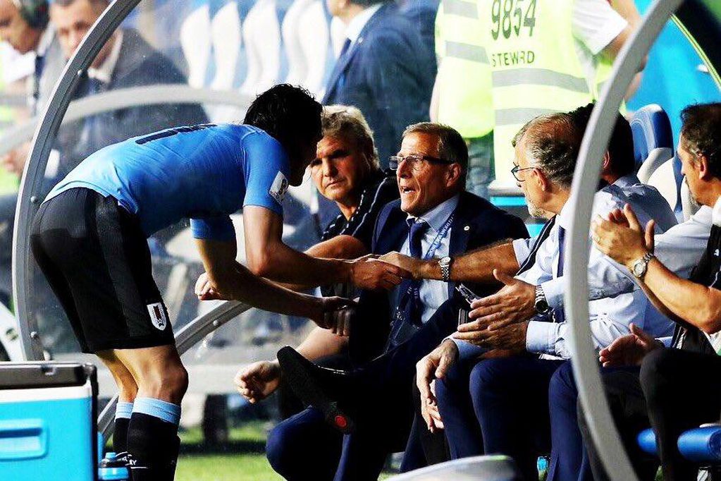 Suarez et Cavani réagissent au limogeage d’Oscar Tabárez, sélectionneur de l’Uruguay après 15 ans de service.