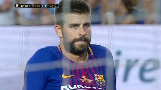 gerard pique lamentandose por su autogol frente al madrid fcbarcelona