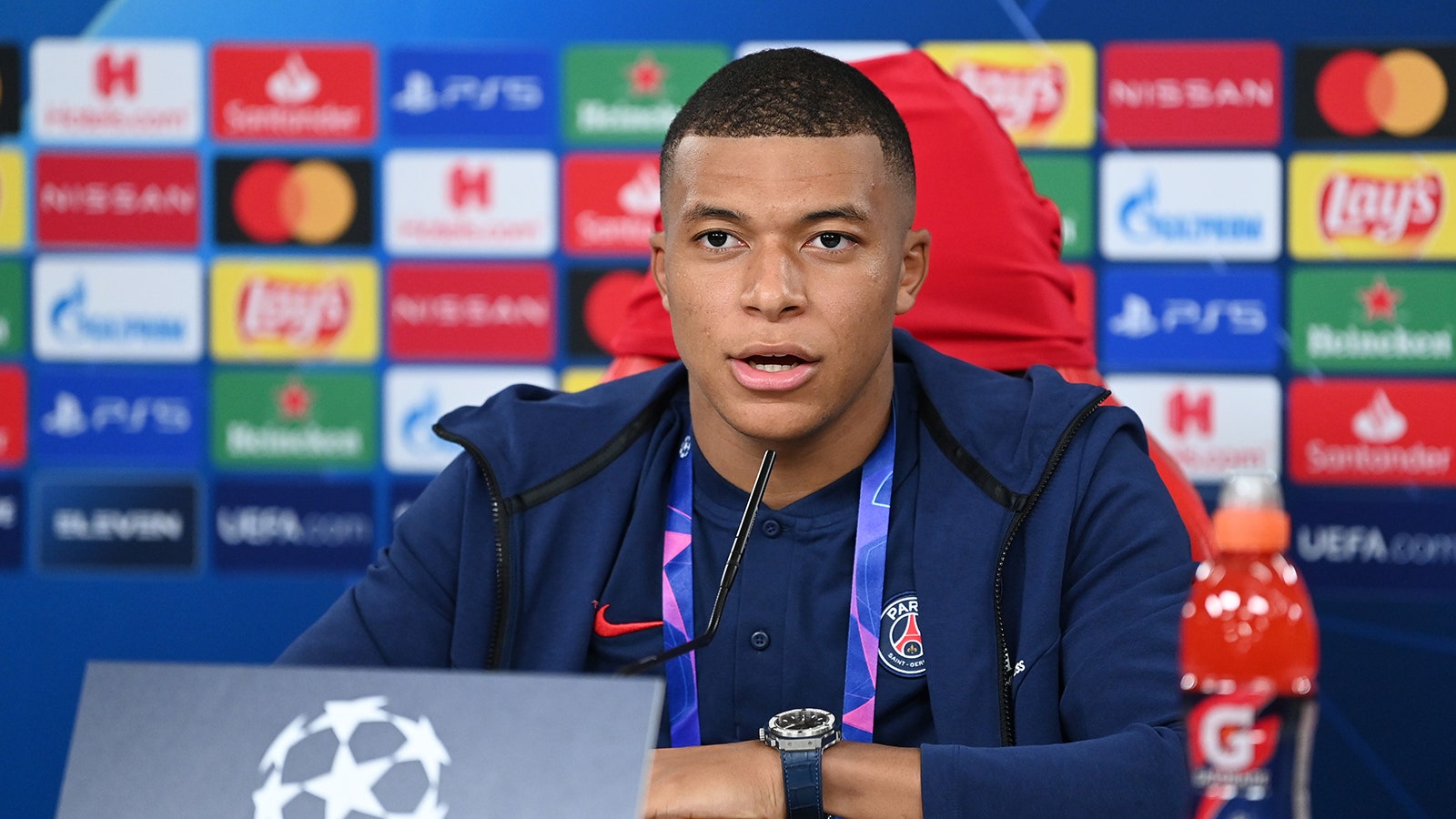 Mbappe fait allusion à son maintien au PSG et fait l’éloge de Messi