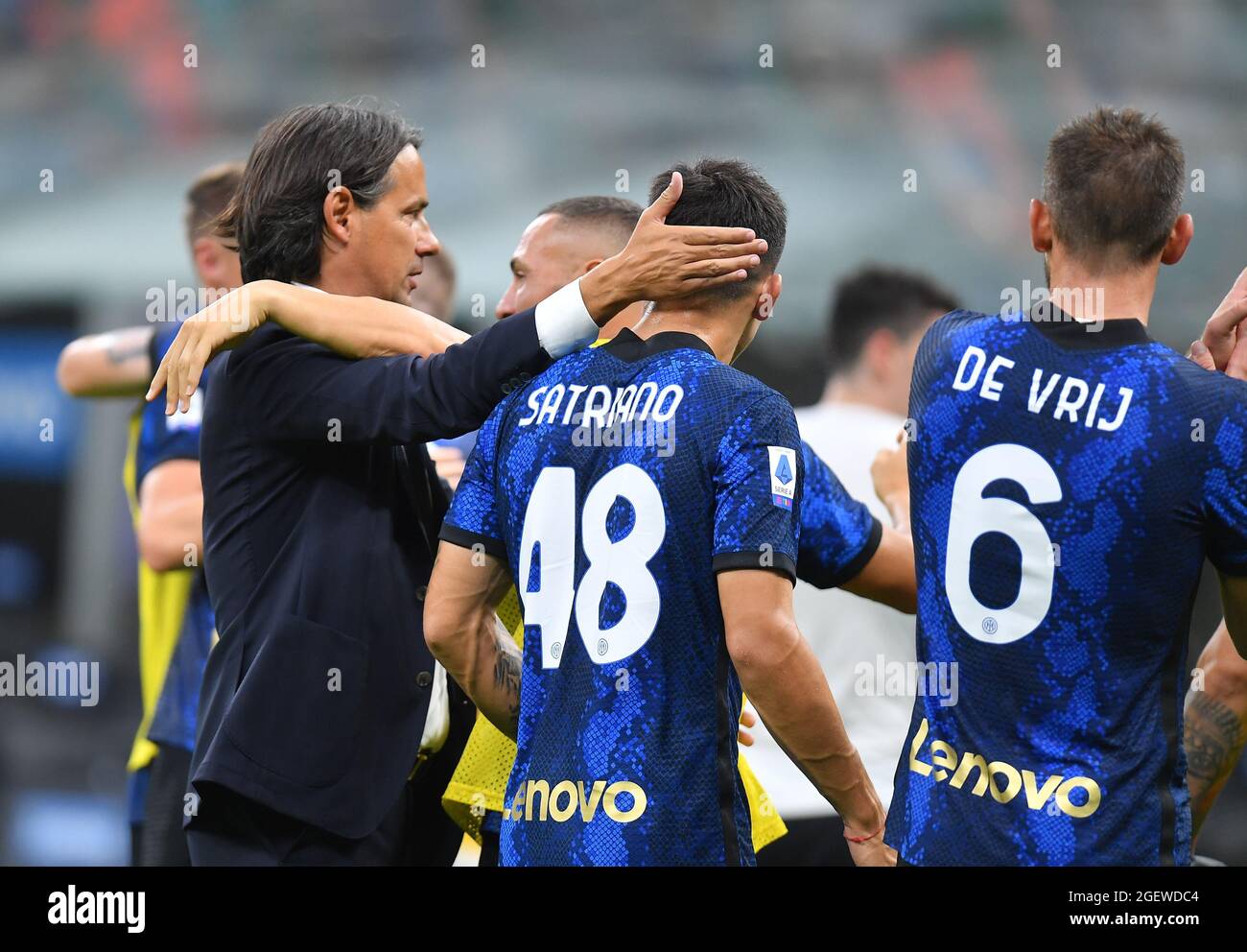 football football italie serie a inter milan genes san siro milan italie 21 aout 2021 l entraineur inter milan simone inzaghi fete avec les joueurs apres le match reuters daniele mascolo 2gewdc4