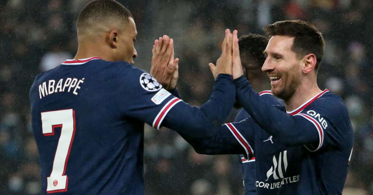 kylian mbappe and lionel messi celebrate a goal