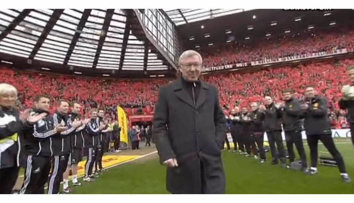 le vibrant hommage du public d old trafford a sir alex ferguson 1368394497