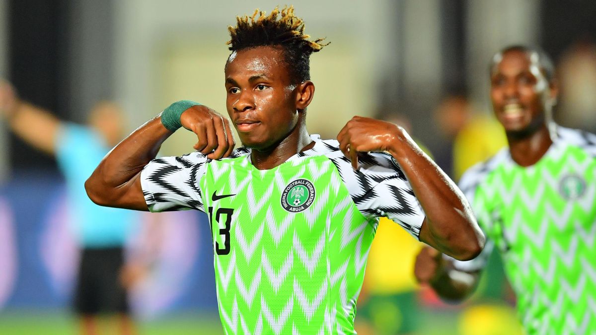 CAN 2021: Samuel Chukwueze (Nigéria) s’est fait bénir les pieds avant de réjoindre les super eagles (vidéo)