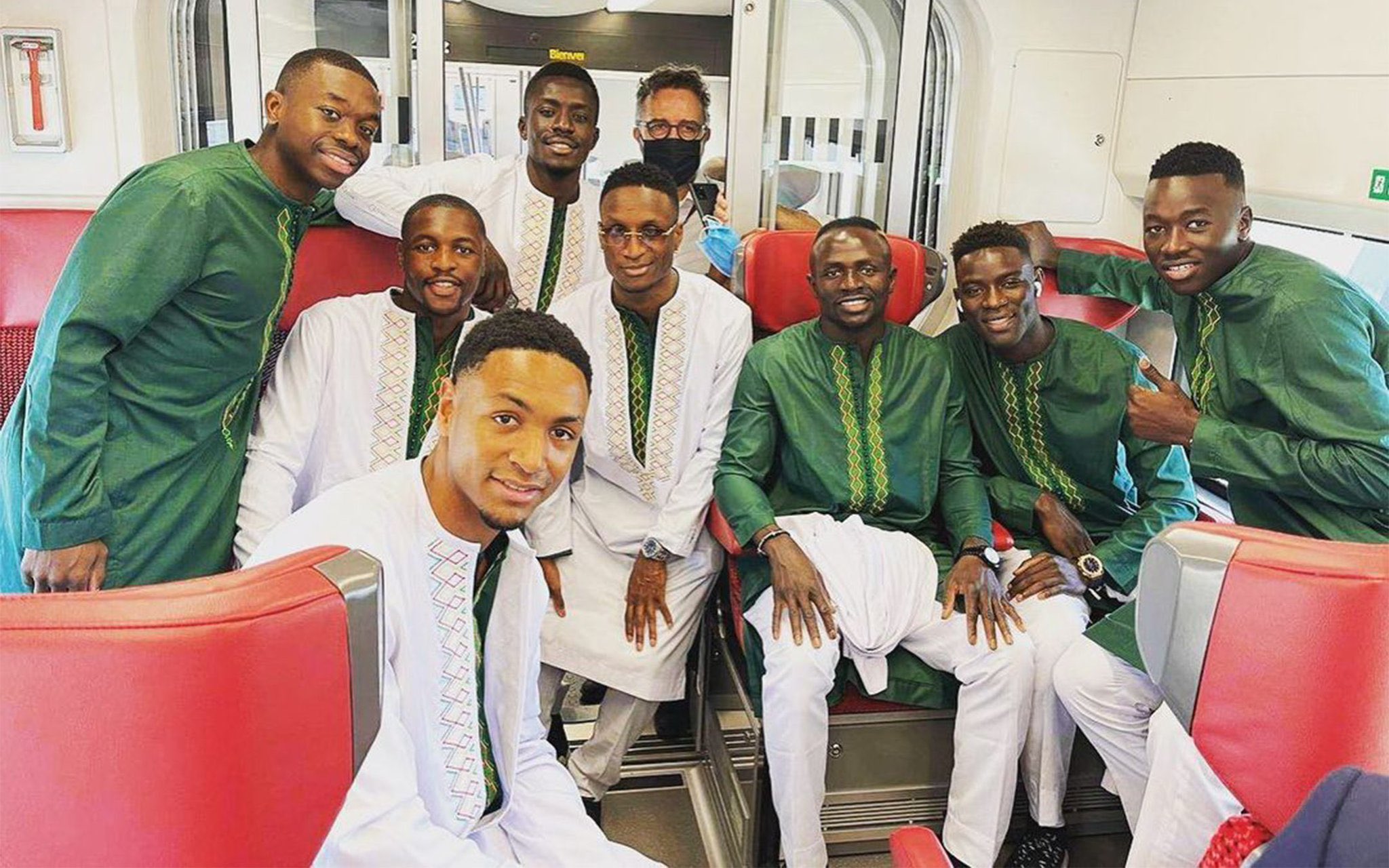 Sadio Mané, Bouna Sarr, Abdou Diallo et les autres joueurs de la sélection montent à bord du Train Express Régional sénégalais