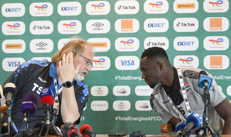 «Six joueurs dorment ensemble», la Gambie clarifie les propos de Saintfiet et s’excuse