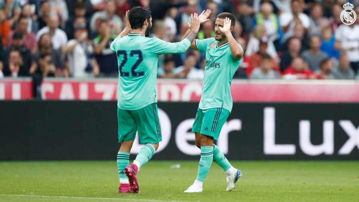 isco saluda a eden hazard tras su primer gol con el real madrid al rb salzburgo durante el encuentro de pretemporada 2019 20 en austria realmadrid