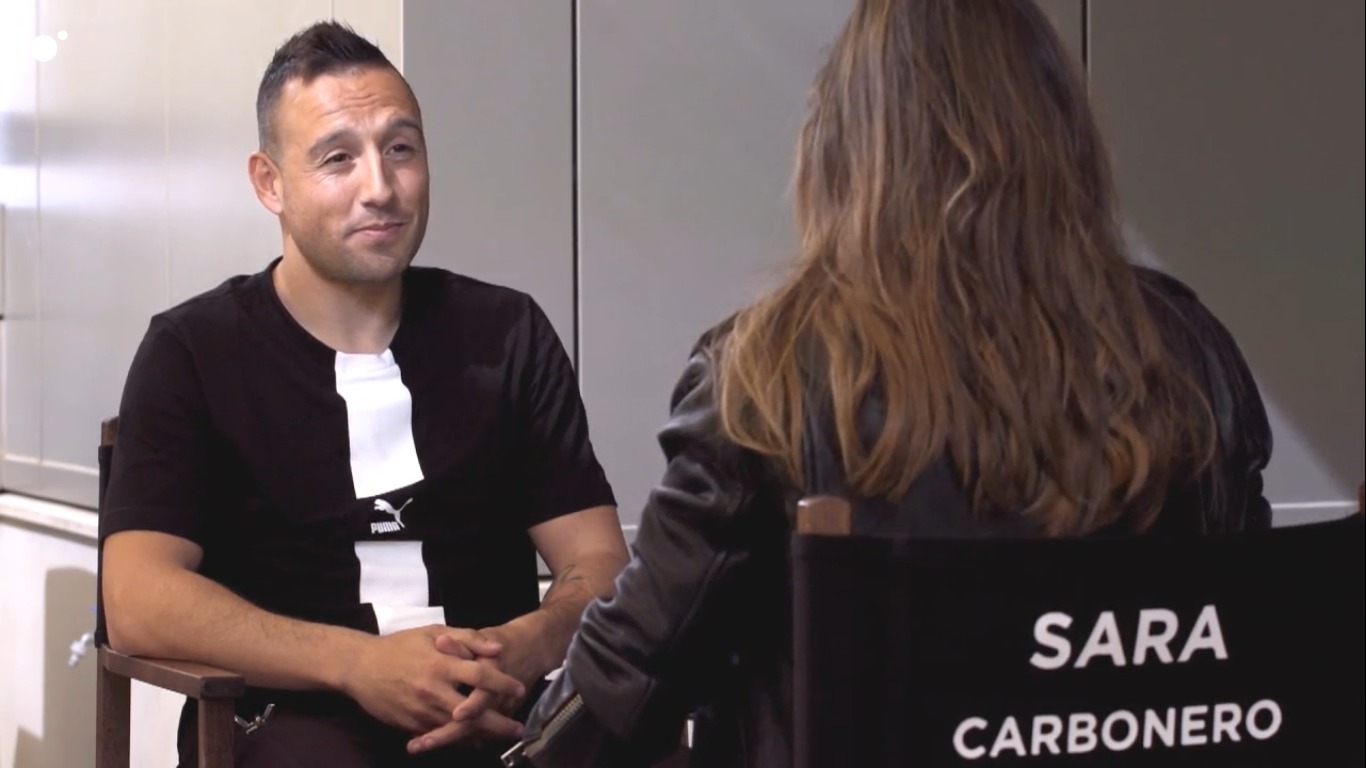 santi cazorla durante su entrevista con sara carbonero en deportes cuatro