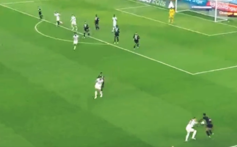L’action splendide de Boufal sur Milik saluée par les internautes