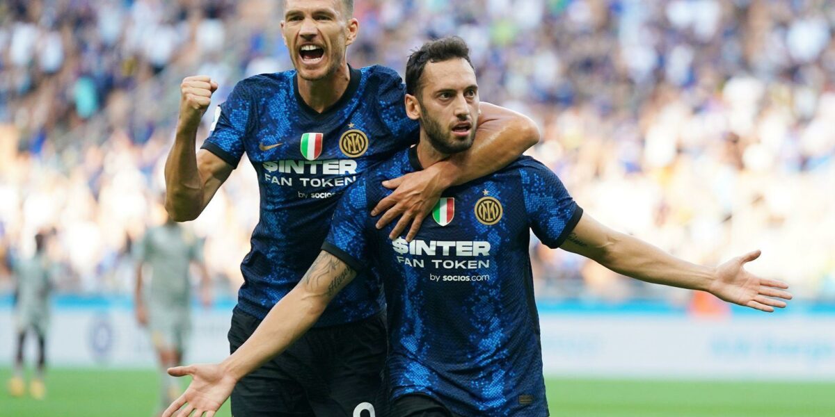 Edin Dzeko et Hakan Calhanoglu Inter Milan Genoa