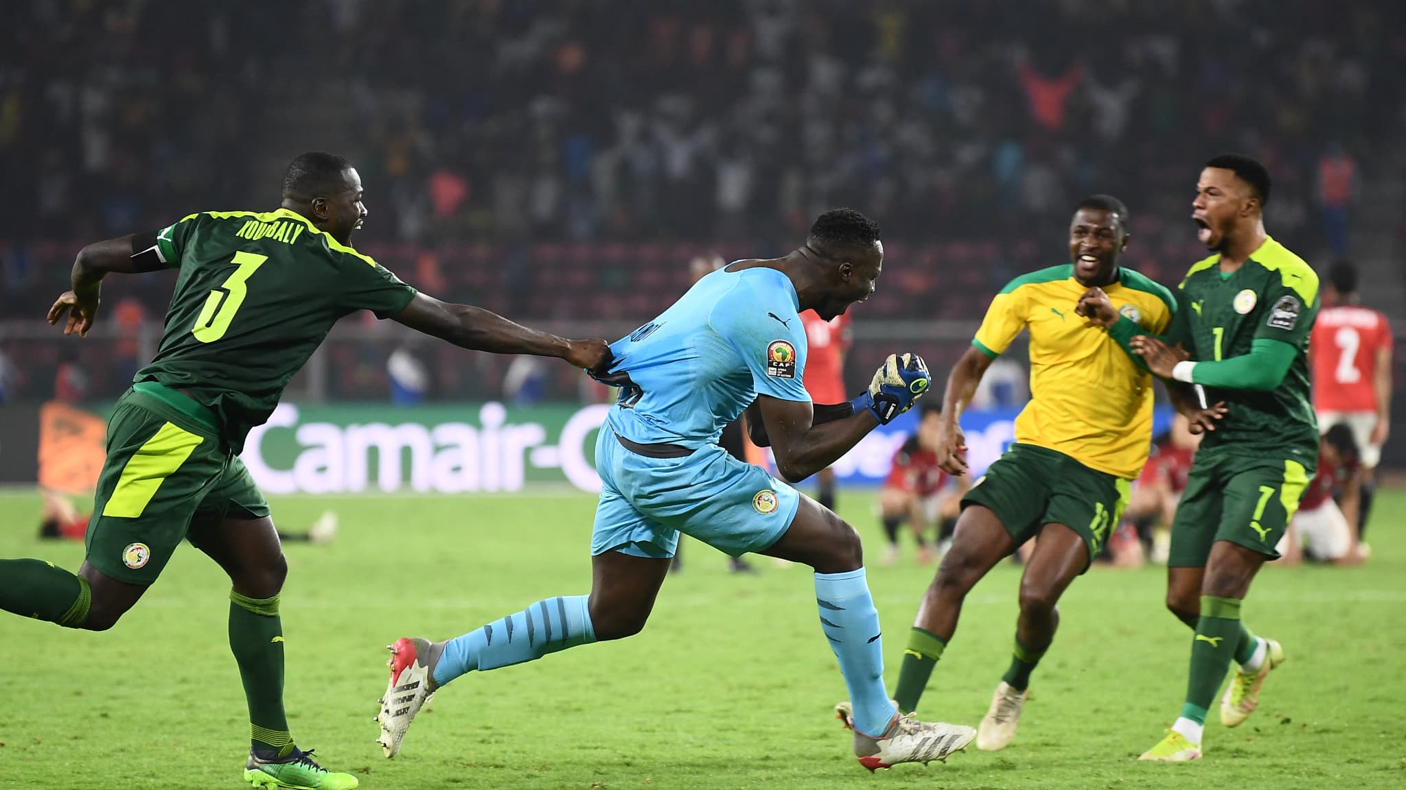 Edouard Mendy et les Senegalais apres leur victoire aux tirs au but face a l Egypte en finale de la CAN 1230494