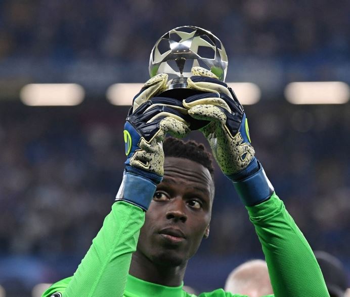 L’accueil chaleureux d’Edouard Mendy avec les honneurs par ses coéquipiers de Chelsea !