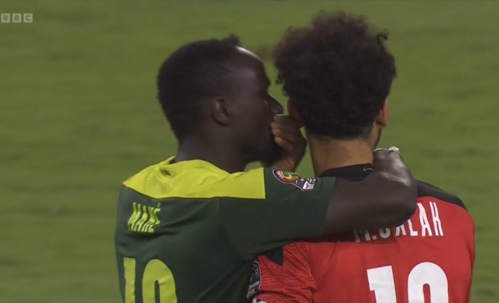L’image qui enflamme la toile, Sadio Mané console Salah après la finale de la CAN 2021