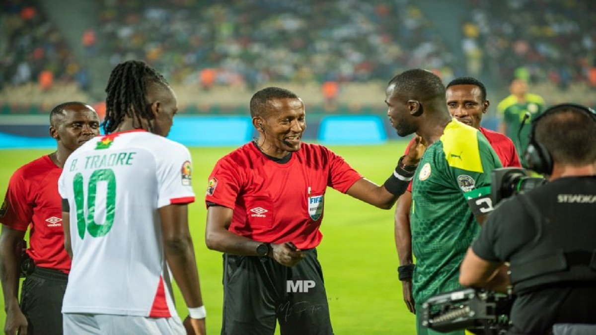 « Les arbitres de PL doivent apprendre de lui », les Anglais félicitent l’arbitre de Sénégal – Burkina