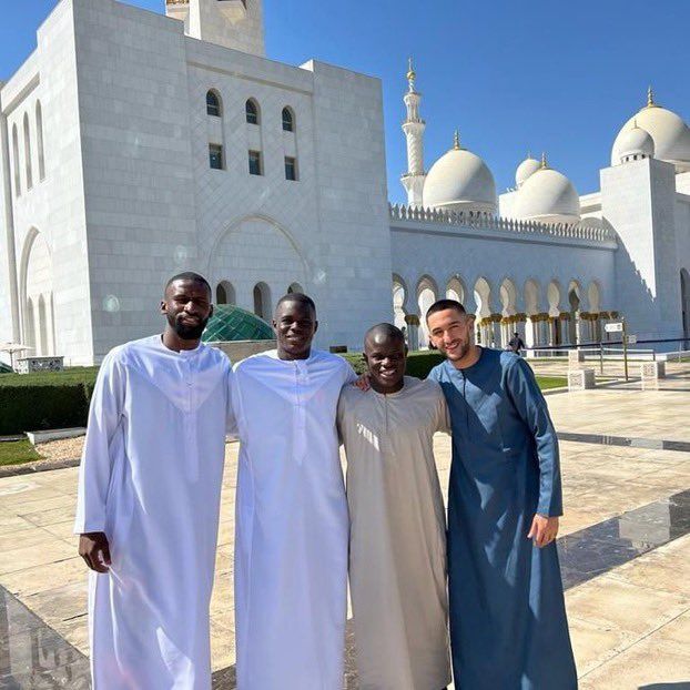 Les fans réagissent à l’image des Blues assistant à une mosquée à Abu Dhabi