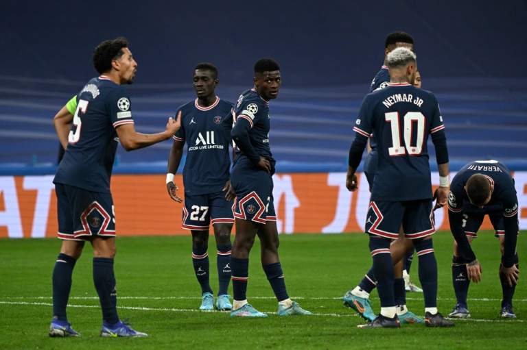 « Dégage du club », des supporters du PSG agressent un joueur en pleine circulation (Vidéo)