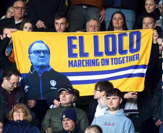 Les supporters de Leeds rendent un vibrant hommage à Marcelo Bielsa
