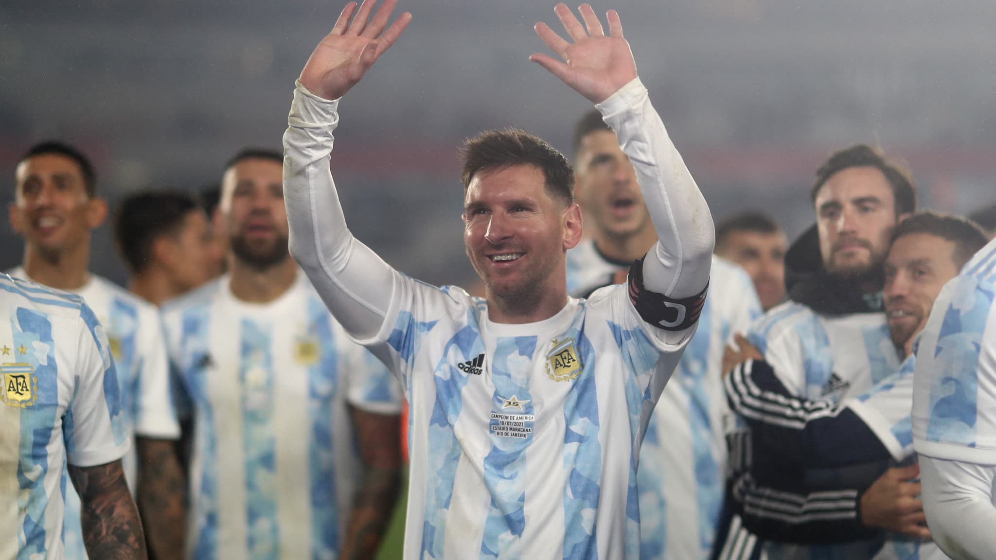 PSG: Messi pose avec le maillot d’un autre club et enflamme l’Argentine