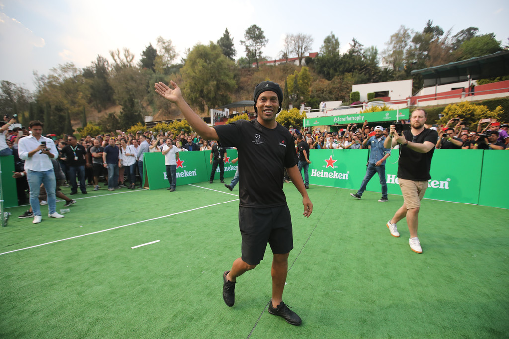 Ronaldinho : «J’adore la façon dont il joue, j’aurais vraiment aimé jouer avec lui mais… »