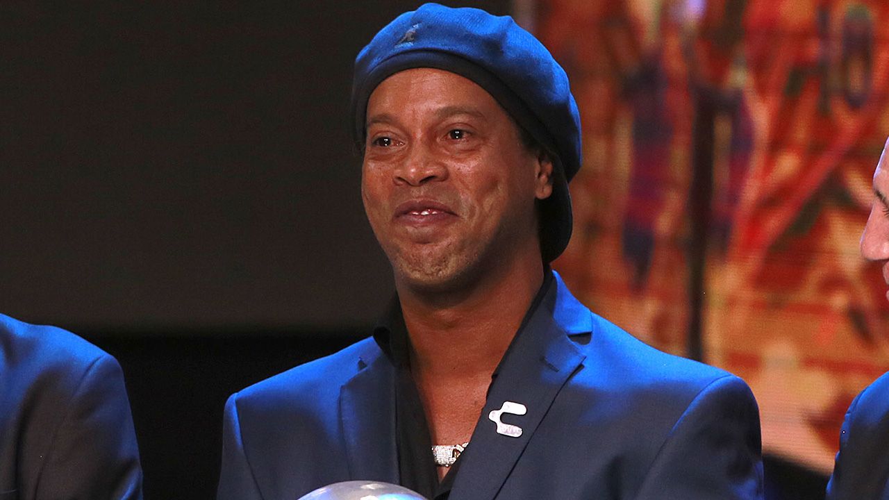 Ronaldinho en larmes lors de son intronisation au Temple de la renommée du football mondial