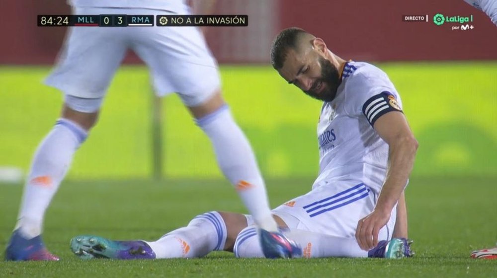 se tira al suelo lesionado benzema jugador del madrid en el partido contra el mallorca de laliga 2021 22 captura movistarlaliga